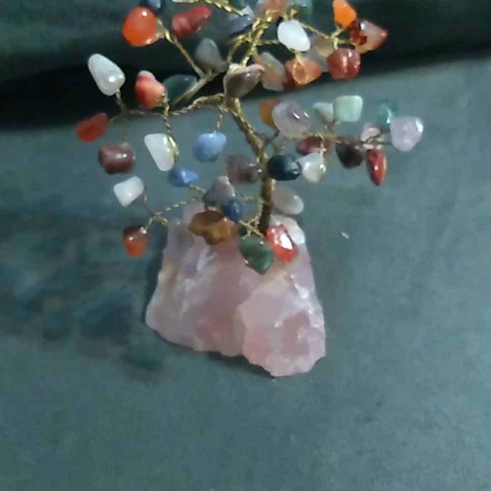 Beautiful Quartz tree with assorted quartz - Picture 2 of 6